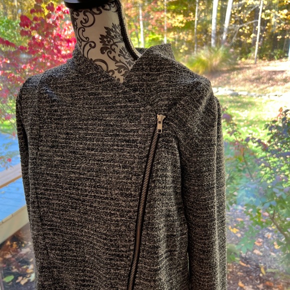 Pre-loved Banana Republic crop tweed jacket. Black and gray shimmery material. - Picture 8 of 14
